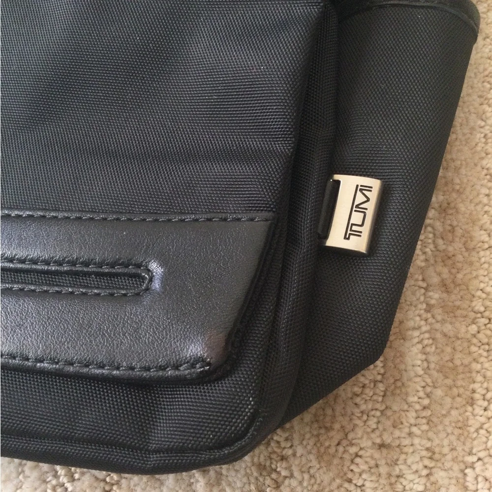 Tumi vista messenger